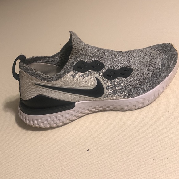 Nike Epic React Flyknit 2 Women’s Running Shoe - Picture 2 of 9